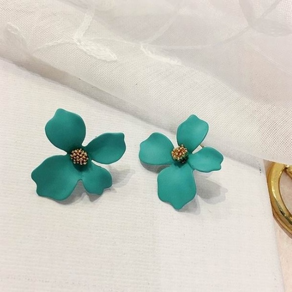 2 for $30 Lovely Green Flower Stud Earrings - Picture 1 of 2